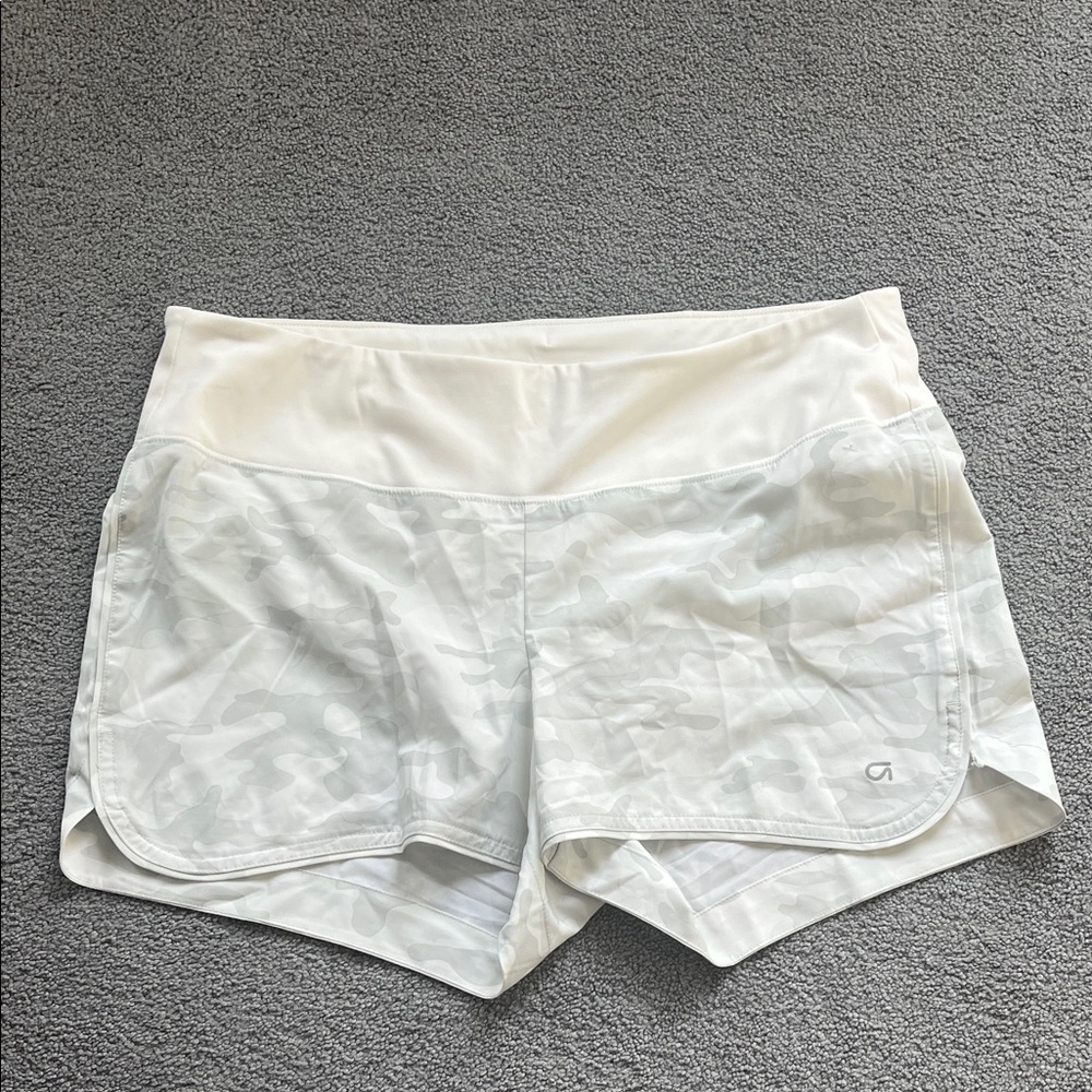 Women’s GapFit Maternity Light Gray Camouflage Athletic Shorts Size Medium